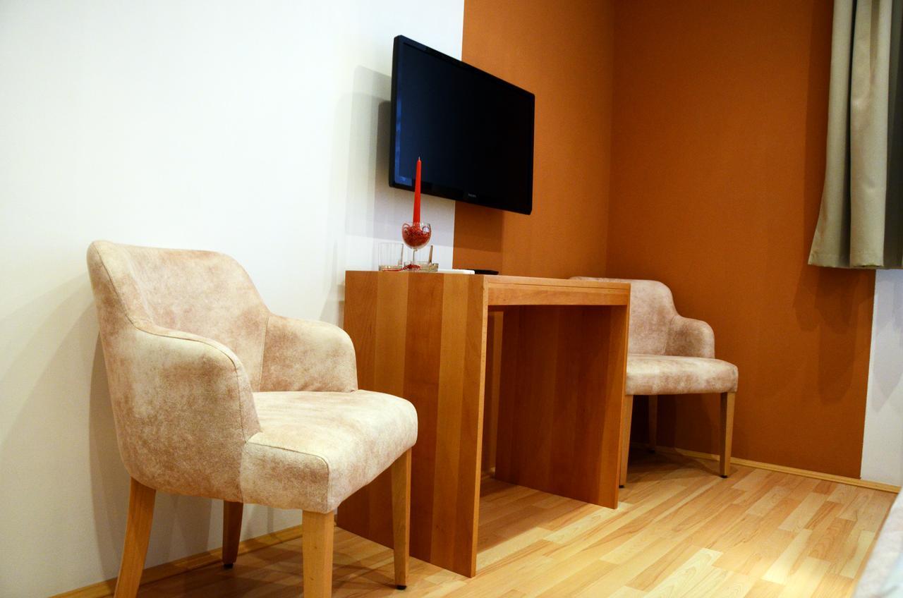 Hotel Mk, Plavi Restoran, Loznica Bagian luar foto