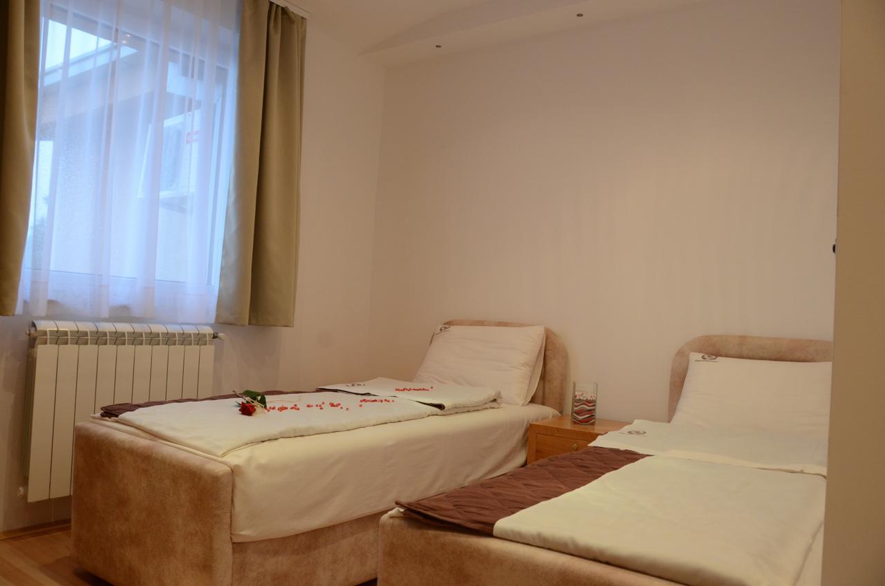 Hotel Mk, Plavi Restoran, Loznica Bagian luar foto